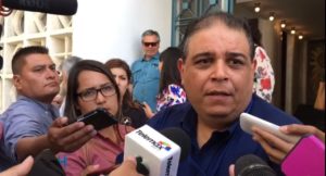 Javier Quintanar Gálvez, dirigente del STAUS, resignado ante el resultado.