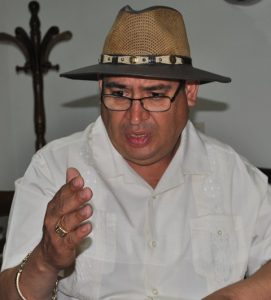 Sergio Ulloa Carpena, contralor municipal, explica con documentos en mano, el ‘modus operandi’ de la pasada administración municipal, para presuntamente desviar millones de pesos.