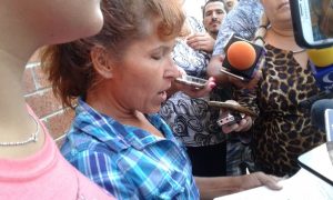 La señora Mirna narró públicamente el tortuoso camino que deben seguir como víctimas al presentar una denuncia.