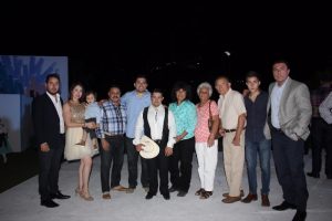 René Adrián Rosas con sus papás Laura Alicia Tapia y Mario Rosas Campillo, junto a integrantes de su familia.