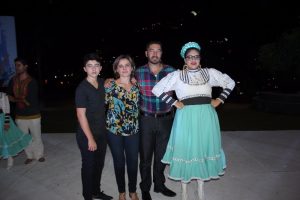 La alumna Zaira Miranda con sus papás Rafael Miranda y Sofía Gómez, y su hermano Kevin Miranda.