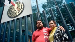 Familiares de Salvador Adame y activistas protestan por el secuestro del periodista frente a la PGR
