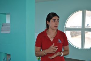 La terapeuta Lucía González explica el proceso que siguen los pacientes.