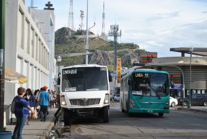 Proyectos alternativos de transporte como el metrobús, tienen al menos ocho años detenidos por intereses de los concesionarios.