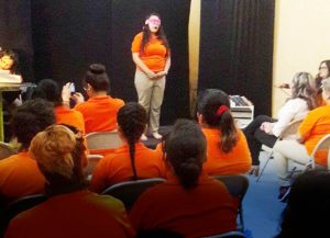 El espectáculo fue montado en un pequeño escenario improvisado en un aula del área femenil de la cárcel.