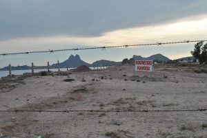 Predios cercados impiden el libre paso a los bañistas en playas de San Carlos.