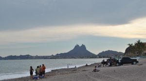 Con el acceso restringido a la playa Los Algodones, los dueños de los predios “hacen su agosto” con los turistas.