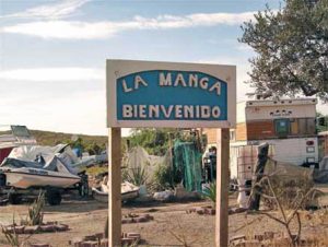 En la comunidad pesquera de La Manga, ubicada a un kilómetro de lujosos condominios de San Carlos, viven alrededor de 150 personas sin luz, ni agua, ni drenaje.