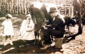 En trabajo era una de las enseñanzas de Mons. Navarrete y Guerrero a sus alumnos. Esta imagen fue captada mientras estaban en el exilio en la sierra.