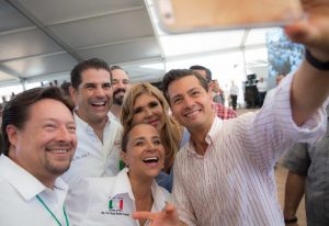 En la ‘selfie’ con el Presidente, la gobernadora Claudia Pavlovich, diputada Flor Ayala, diputado Epifanio Salido y el alcalde Faustino Félix.