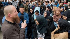  Mientras los europeos huyen ante cualquier confrontación, el Estado Islámico trata de reclutar a miles de jóvenes refugiados, como en el caso de Alemania. 