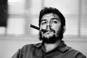 Ernesto “Che” Guevara estaba en contra de la supremacía norteamericana y soviética, en contra del comunismo. 