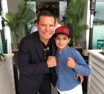 Julio César Chávez, con el niño Máximo Soto Gutiérrez, su fan número uno