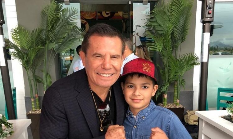 Julio César Chávez, con el niño Máximo Soto Gutiérrez, su fan número uno