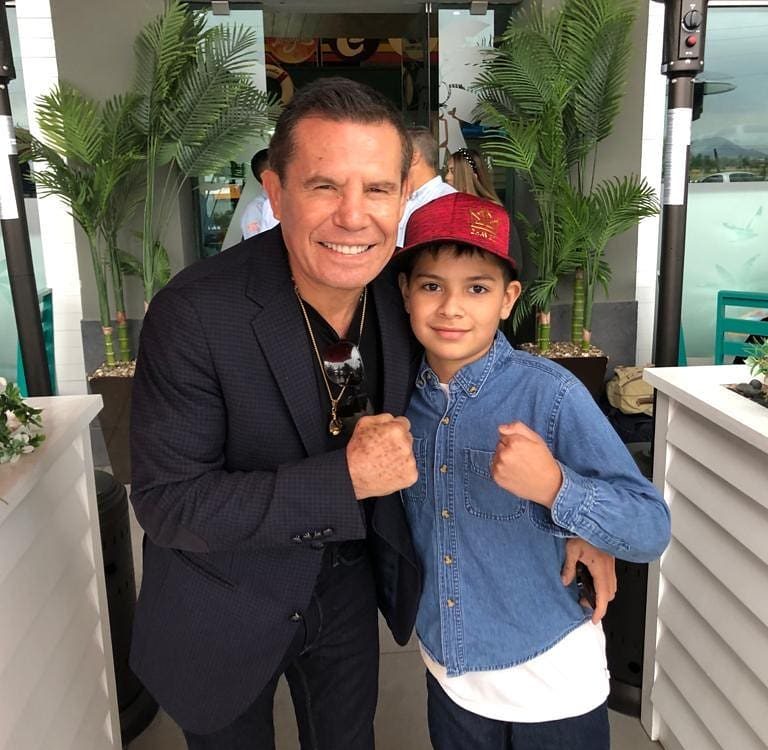 Julio César Chávez, con el niño Máximo Soto Gutiérrez, su fan número uno