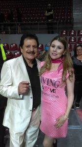 Karla Karina Flores, felicitando a Tavo Arriola, vocalista de Los Apson