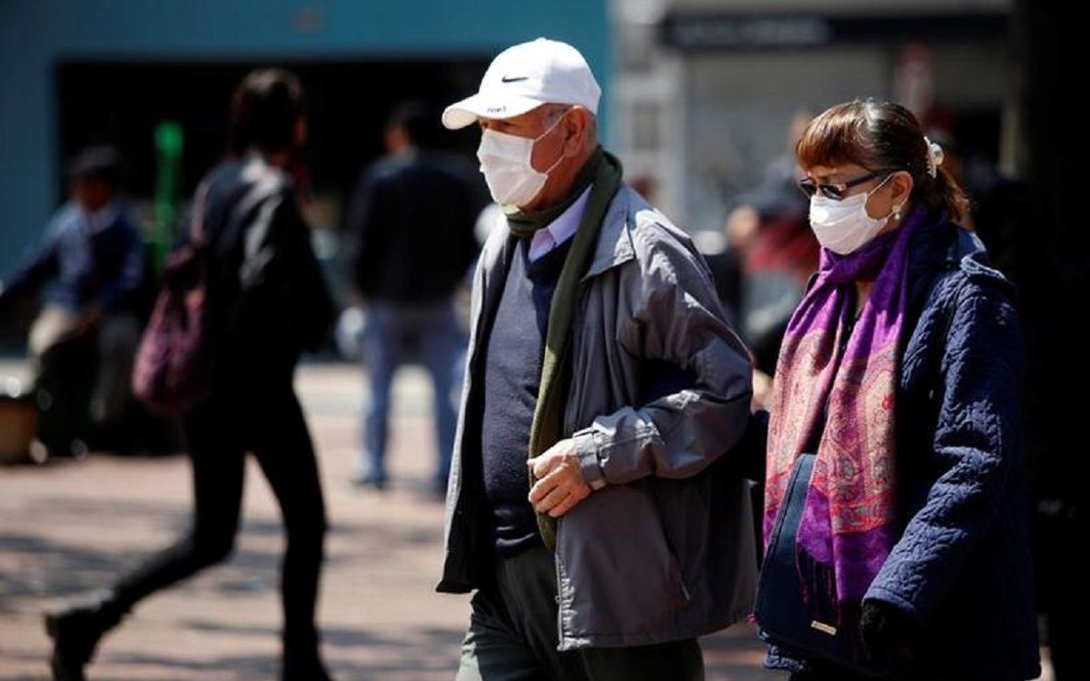 Personas de la tercera edad que acuden al Banco del Bienestar para retirar su pensión del Adulto Mayor donde hacen fila de más de tres horas.