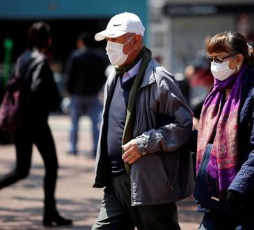 Personas de la tercera edad que acuden al Banco del Bienestar para retirar su pensión del Adulto Mayor donde hacen fila de más de tres horas.