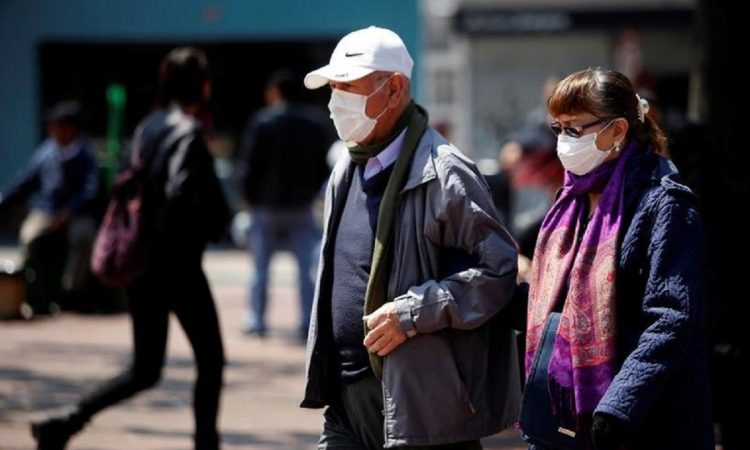 Personas de la tercera edad que acuden al Banco del Bienestar para retirar su pensión del Adulto Mayor donde hacen fila de más de tres horas.