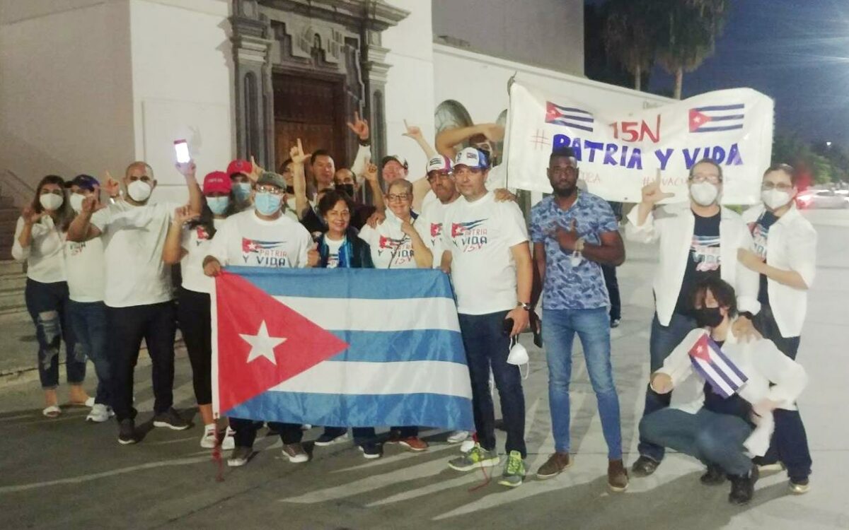 Un grupo de cubanos en Hermosillo organizó una caravana de protesta y se manifestaron frente a museo biblioteca de la Unison.