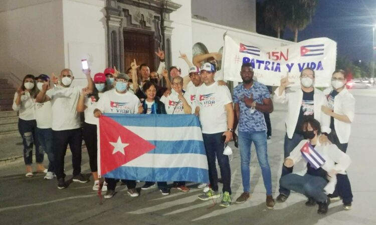 Un grupo de cubanos en Hermosillo organizó una caravana de protesta y se manifestaron frente a museo biblioteca de la Unison.