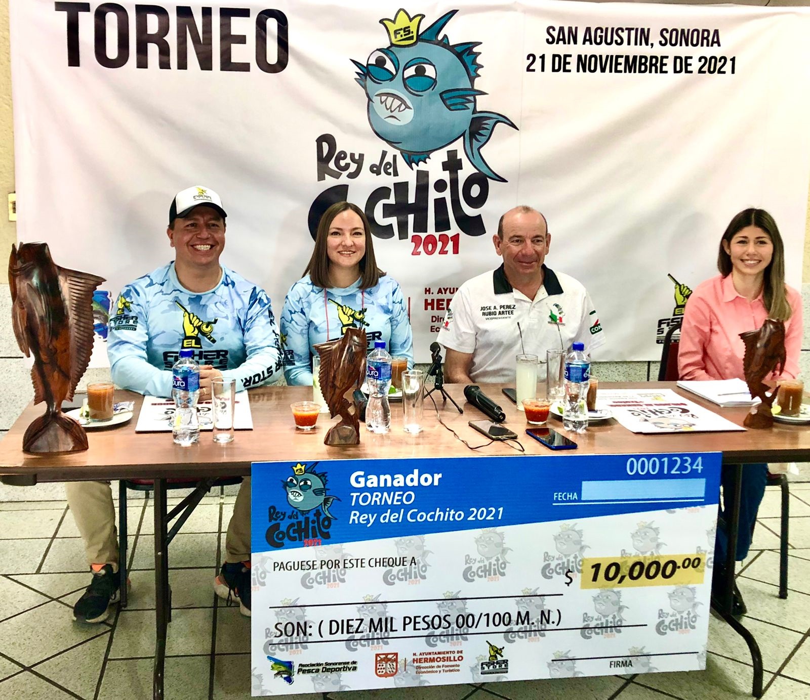 Alejandra Botiller, Alejandro Pérez, Camelia Domínguez y Ricardo Díaz de “Fisher Store” y organizadores del torneo “Rey del Cochito”.