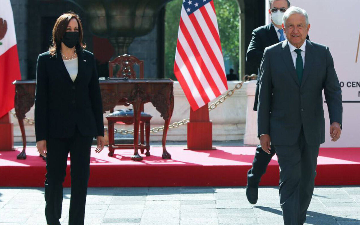 Andrés Manuel en un encuentro con Kamala Harris