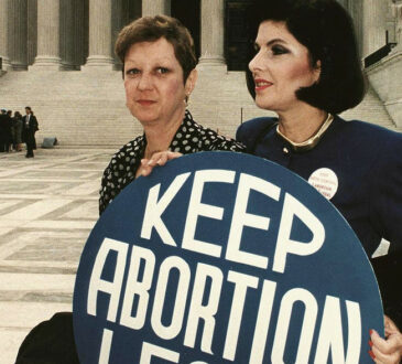Norma McCorvey junto a la abogada Gloria Allred, frente al Tribunal Supremo en 1989.