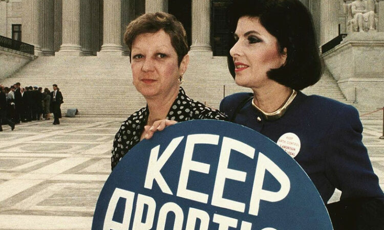Norma McCorvey junto a la abogada Gloria Allred, frente al Tribunal Supremo en 1989.