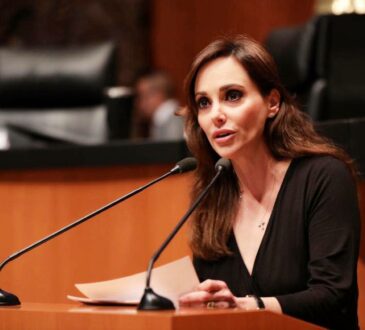 La senadora sonorense Lilly Téllez se despidió de sus aspiraciones a la candidatura presidencial, ejerciendo lo que mejor sabe hacer: la crítica.
