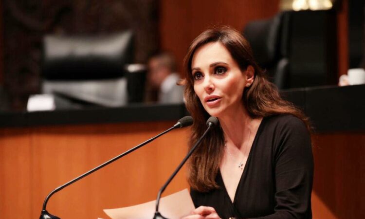 La senadora sonorense Lilly Téllez se despidió de sus aspiraciones a la candidatura presidencial, ejerciendo lo que mejor sabe hacer: la crítica.