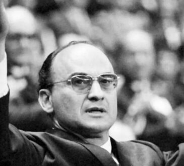 Luis Echeverría Álvarez… Sus políticas populistas colapsaron al país.