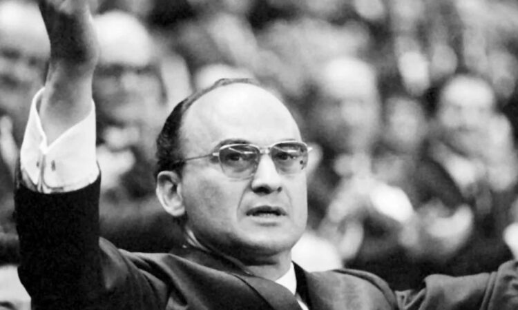 Luis Echeverría Álvarez… Sus políticas populistas colapsaron al país.