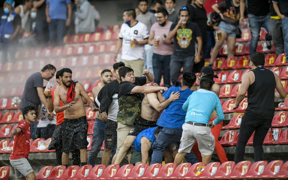 Trifulca que terminó en desgracia en el partido de futbol Atlas vs Querétaro.