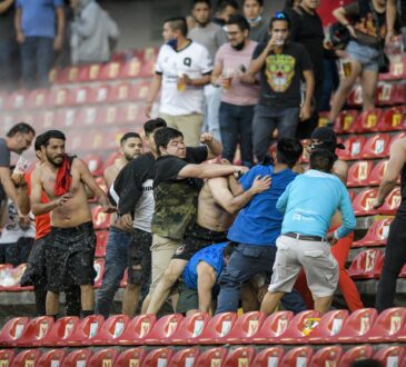 Trifulca que terminó en desgracia en el partido de futbol Atlas vs Querétaro.