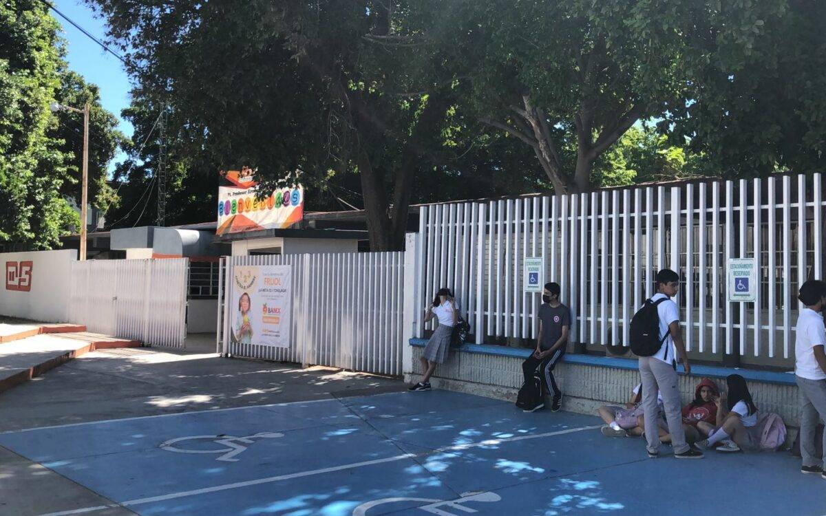 El hecho ocurrió a las 10:30 horas, cuando las autoridades educativas detectaron el problema en ambos baños, por lo que cancelaron clases