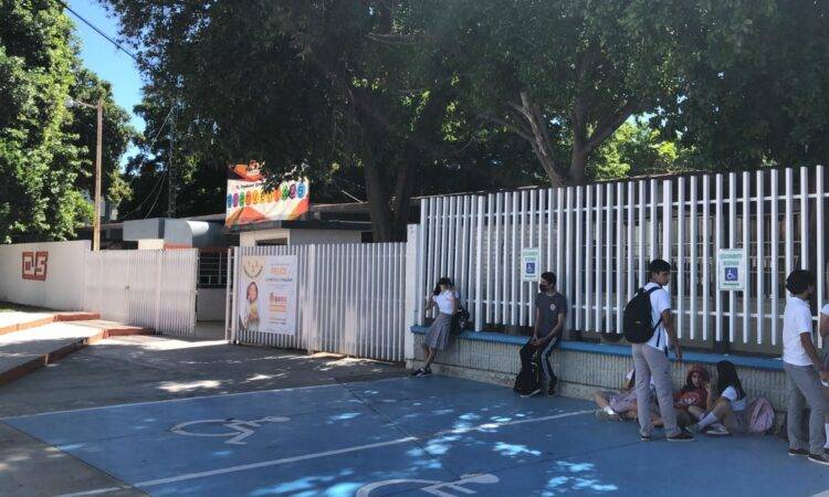 El hecho ocurrió a las 10:30 horas, cuando las autoridades educativas detectaron el problema en ambos baños, por lo que cancelaron clases