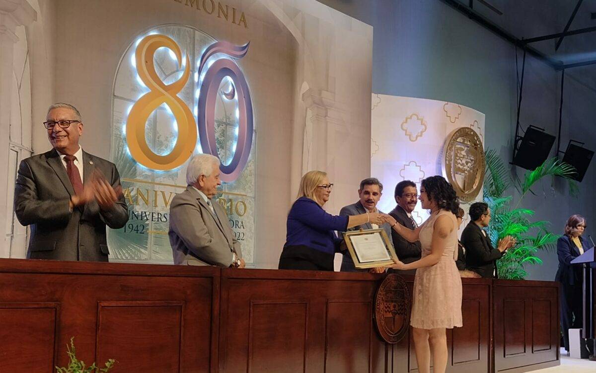 La Unison está cumpliendo este 12 de octubre 80 años de que se fundó y celebró su aniversario reconociendo a sus estudiantes