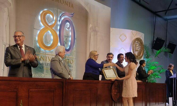 La Unison está cumpliendo este 12 de octubre 80 años de que se fundó y celebró su aniversario reconociendo a sus estudiantes