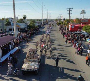 Disfrutan familias del desfile cívico militar.