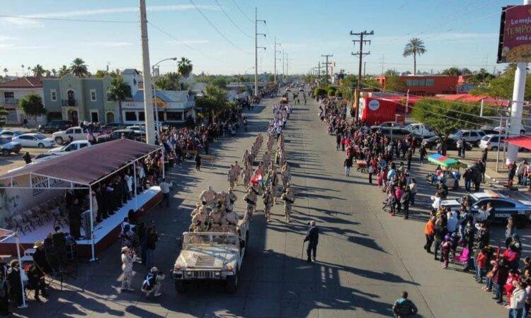 Disfrutan familias del desfile cívico militar.