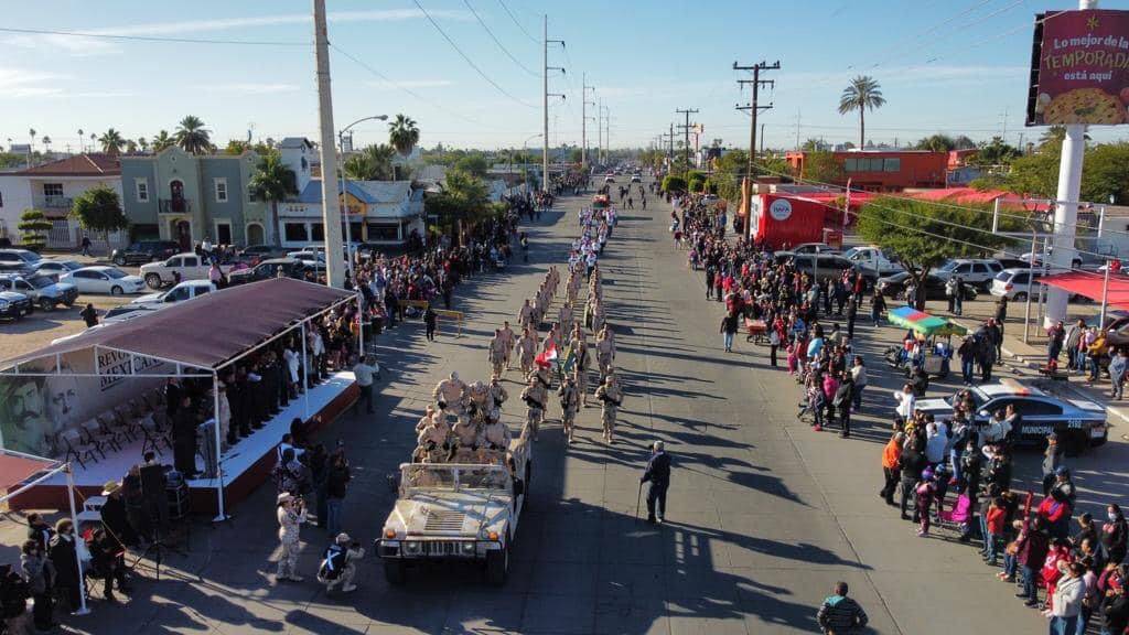 Disfrutan familias del desfile cívico militar.