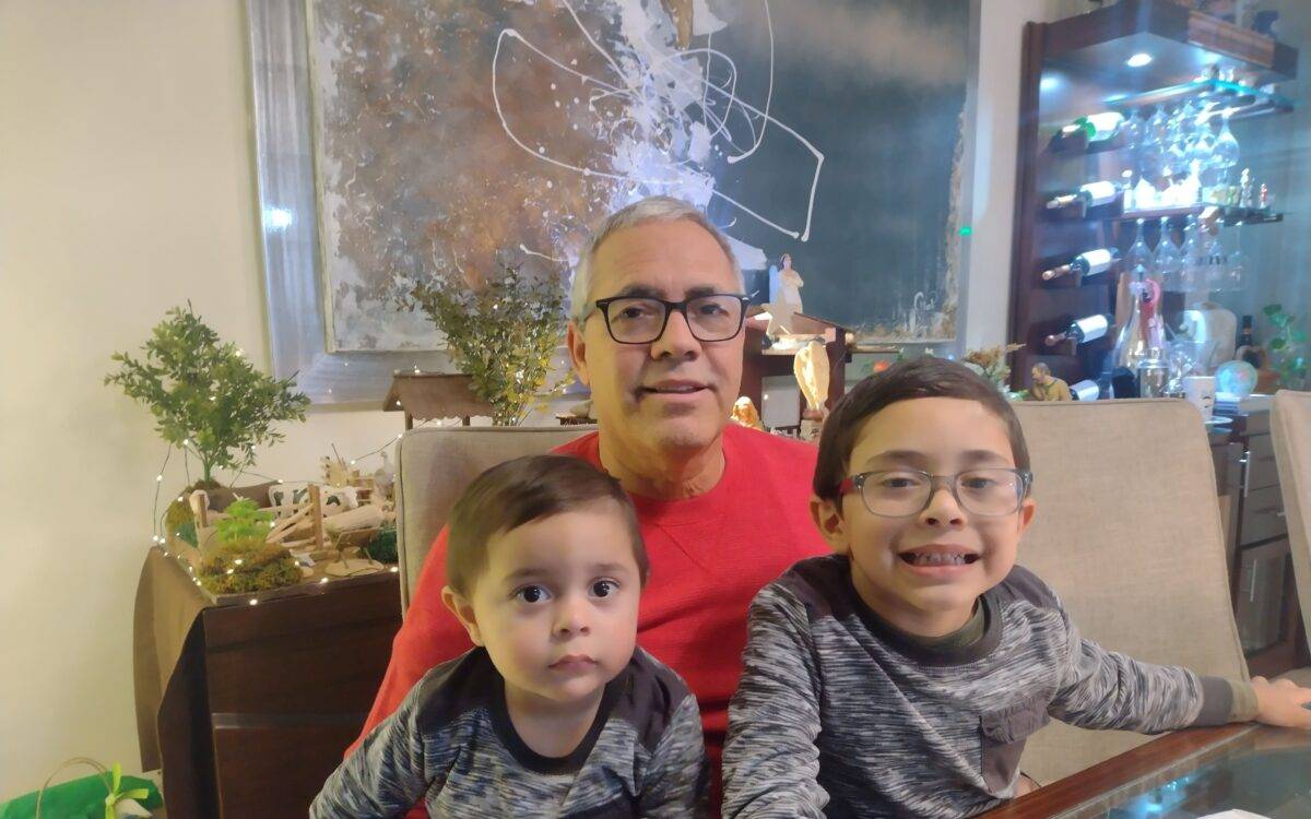 Don Saúl Lagarda con sus nietos Mateo y Marcos.