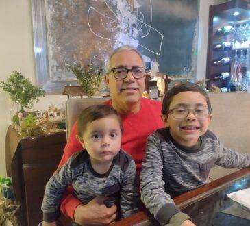 Don Saúl Lagarda con sus nietos Mateo y Marcos.