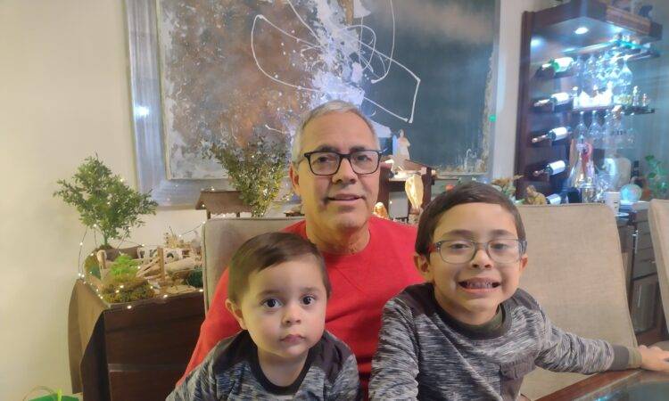 Don Saúl Lagarda con sus nietos Mateo y Marcos.
