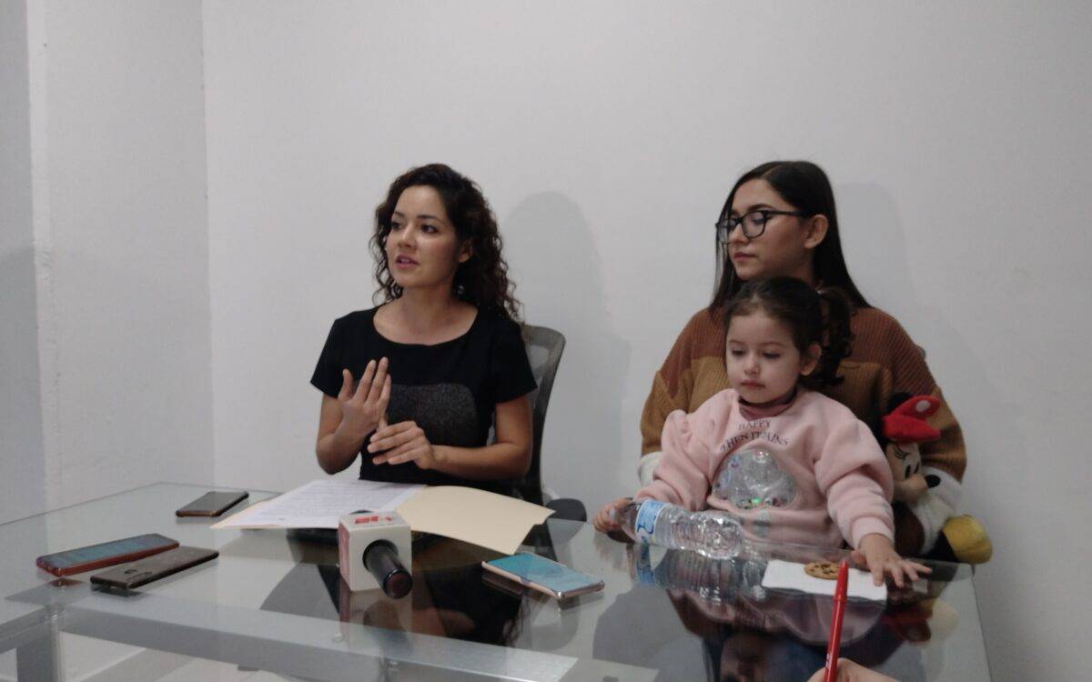 Cynthia Denisse Arco Amarillo del “Centro de Análisis y Defensa de Derechos; Itzel Guadalupe e Isabella.