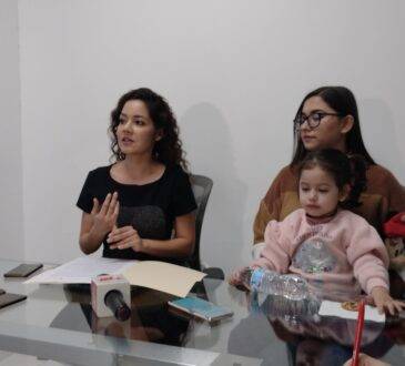 Cynthia Denisse Arco Amarillo del “Centro de Análisis y Defensa de Derechos; Itzel Guadalupe e Isabella.