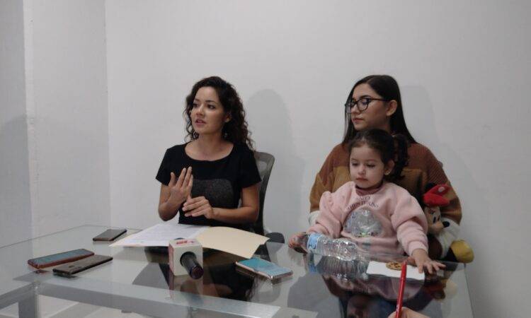 Cynthia Denisse Arco Amarillo del “Centro de Análisis y Defensa de Derechos; Itzel Guadalupe e Isabella.