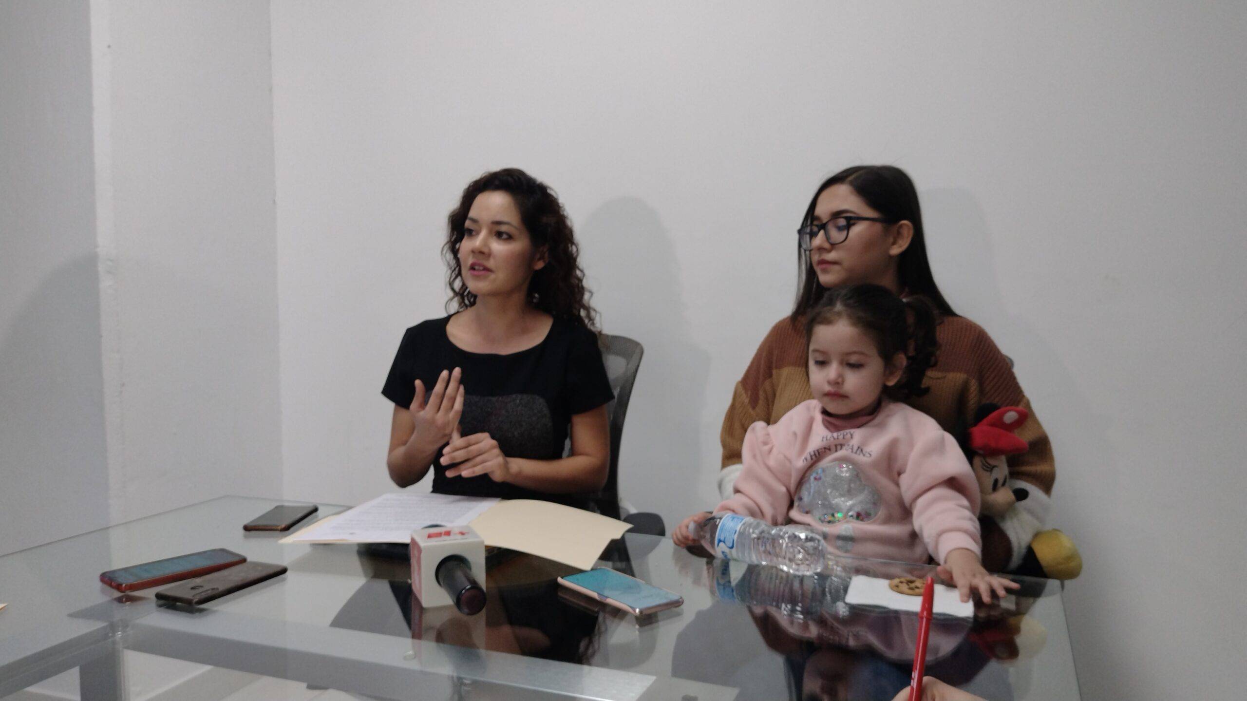 Cynthia Denisse Arco Amarillo del “Centro de Análisis y Defensa de Derechos; Itzel Guadalupe e Isabella.