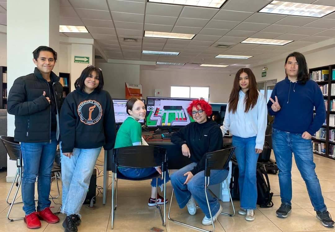 Los integrantes del equipo Unilíder concentrados en la biblioteca de la Universidad.